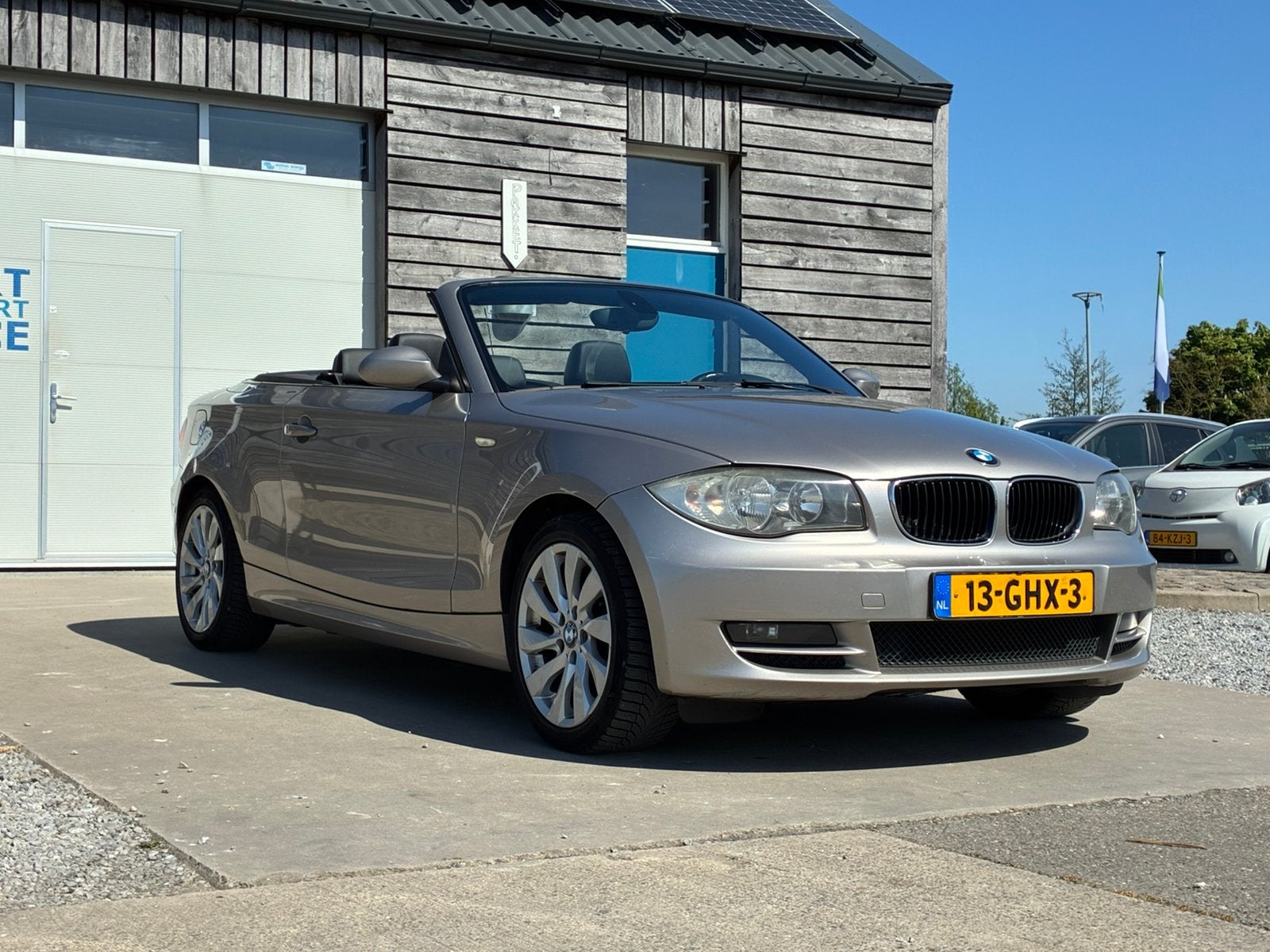 BMW 118i Cabrio – Mag Snel Weg, Auto's, 1-Serie, 1995 cc, Zwart, Cabriolet