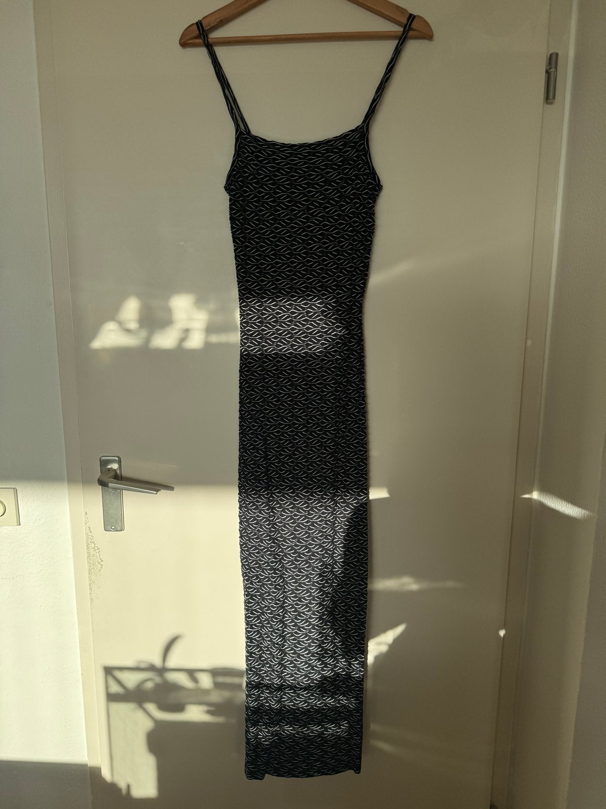 NA-KD Maxi Jurk Zwart met Witte Golven - Maat XS, Ophalen of Verzenden, Maat 34 (XS) of kleiner, Zwart, Onder de knie