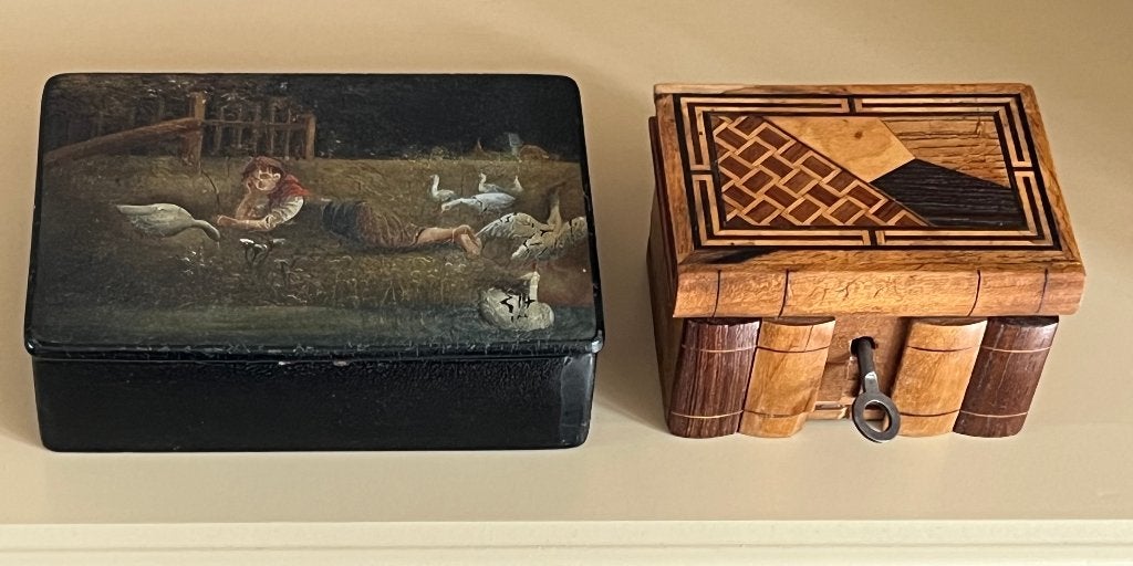 2 DEKSELDOOSJES; MARQUETERIE EN FRANS DOOSJE GANZENHOEDER, Verzenden