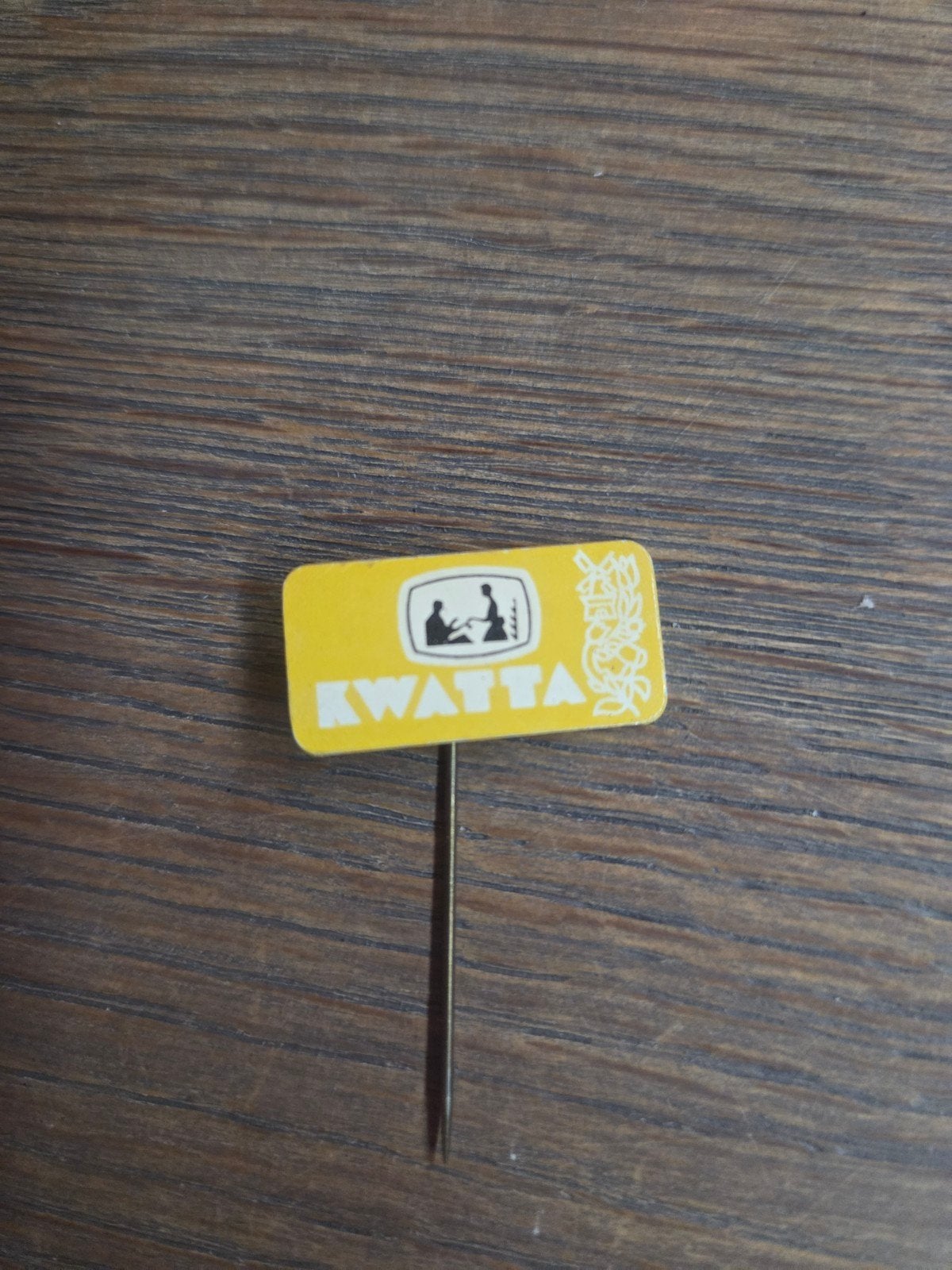 Vintage Kwatta Speldje - Geel met Logo, Ophalen of Verzenden, Gebruikt, Merk, Speldje of Pin