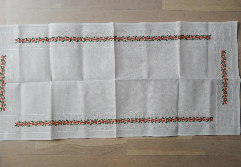 Nieuw kleed loper met bloemen rand kruissteek handwerk zie, Ophalen of Verzenden, Nieuw, Wit, Tafelkleed of Tafelzeil