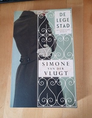 DE  LEGE  STAD  van  Simone van der Vlugt, Ophalen of Verzenden, Zo goed als nieuw