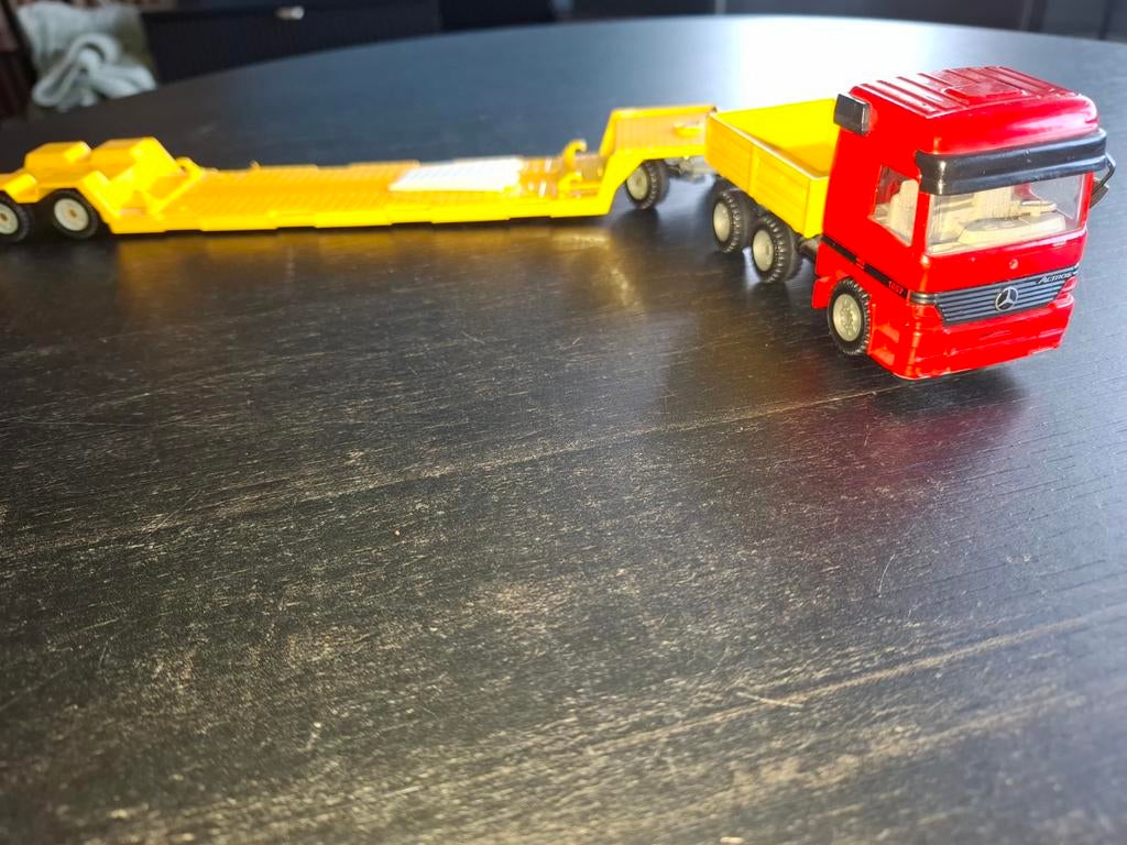 Siku Mercedes-Benz Actros MP1 met dieplader, Overige merken, Gebruikt, 1:50 of kleiner, Ophalen of Verzenden