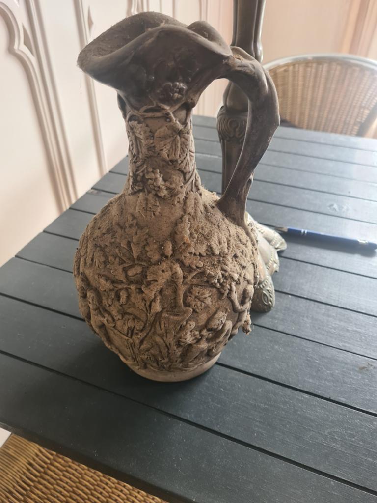 Decoratieve kruik met reliëf, Ophalen