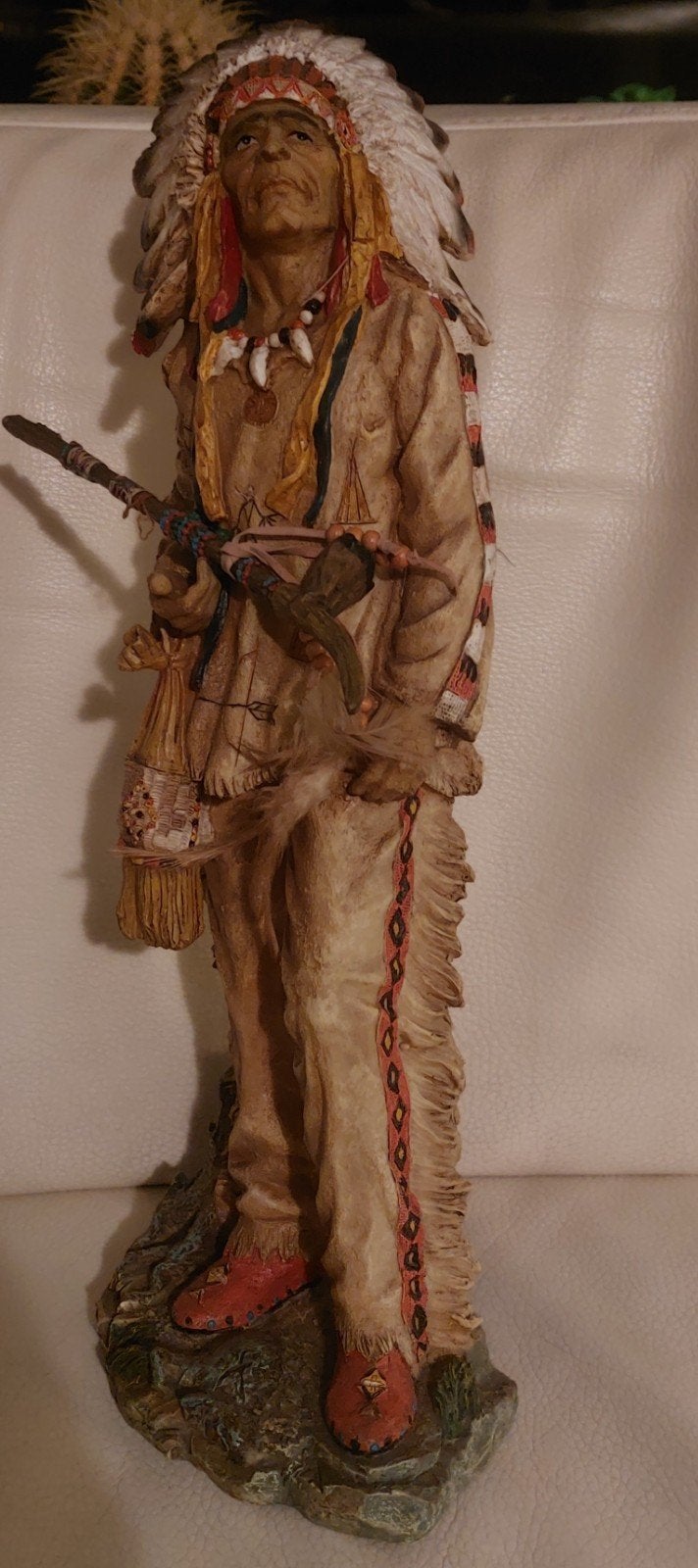 Gedetailleerd Beeld Indiaan met Veren Hoofdtooi, Ophalen of Verzenden, Handgemaakt, 20 - 50 cm, Beeld