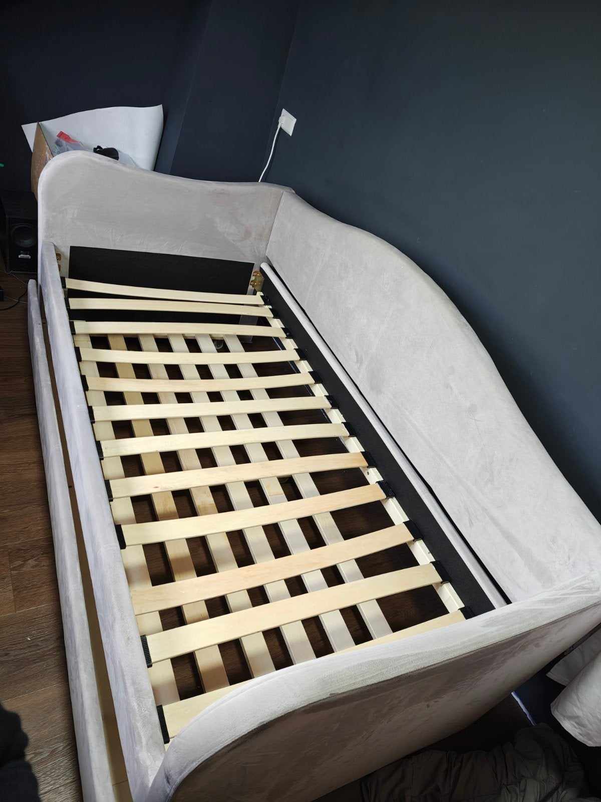 Bedbank Vente-unique Fluwelen Bed met Uitschuifbed (90 x 1, Ophalen, Zo goed als nieuw, Eenpersoons, Grijs
