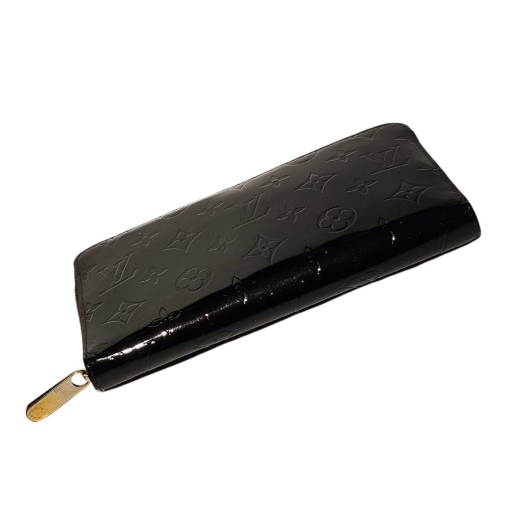 Louis Vuitton Amarante Zippy Mono Wallet 2008 | Nette Staat, Louis Vuitton, Gebruikt, Support@louisvuitton.com, 2 Rue du Pont Neuf
75001 Paris
France