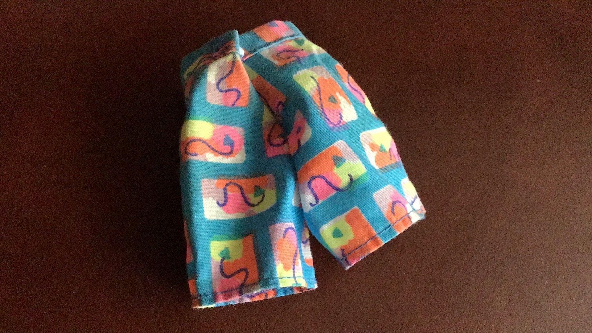 Barbie korte broek uit 1980 ?   Gemerkt, Verzamelen, Poppen, Ophalen of Verzenden, Zo goed als nieuw, Kleertjes