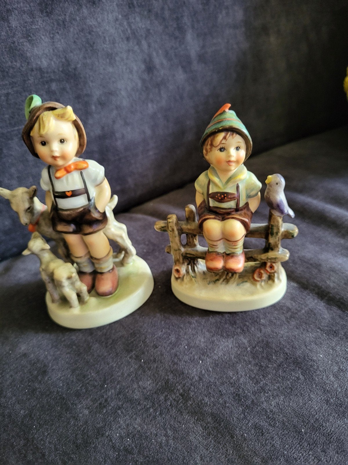 Vintage Goebel Hummel Beeldjes - Jongen met Vogel & Geit, Ophalen of Verzenden, Zo goed als nieuw