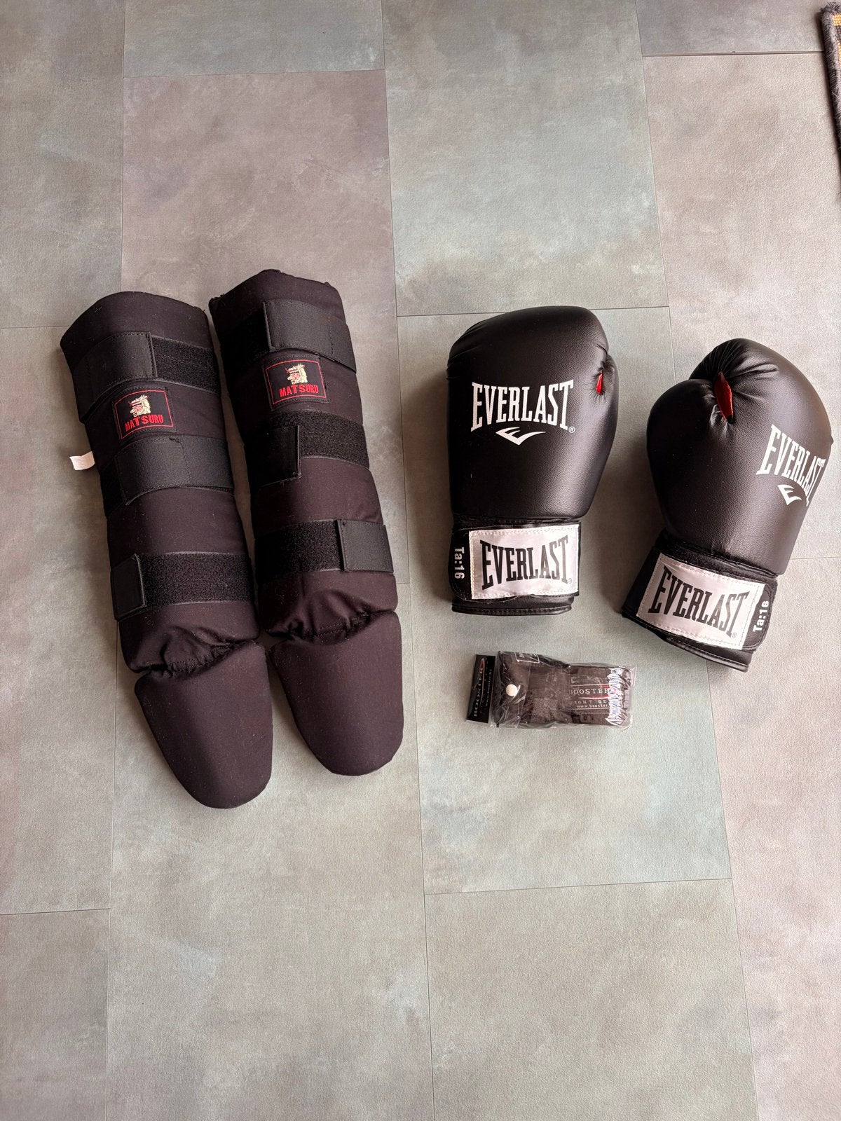 Boksset: Everlast handschoenen, Matsuru scheenbeschermers, B, Sport en Fitness, Groter dan maat XL, Gebruikt, Overige, Vechtsportbescherming