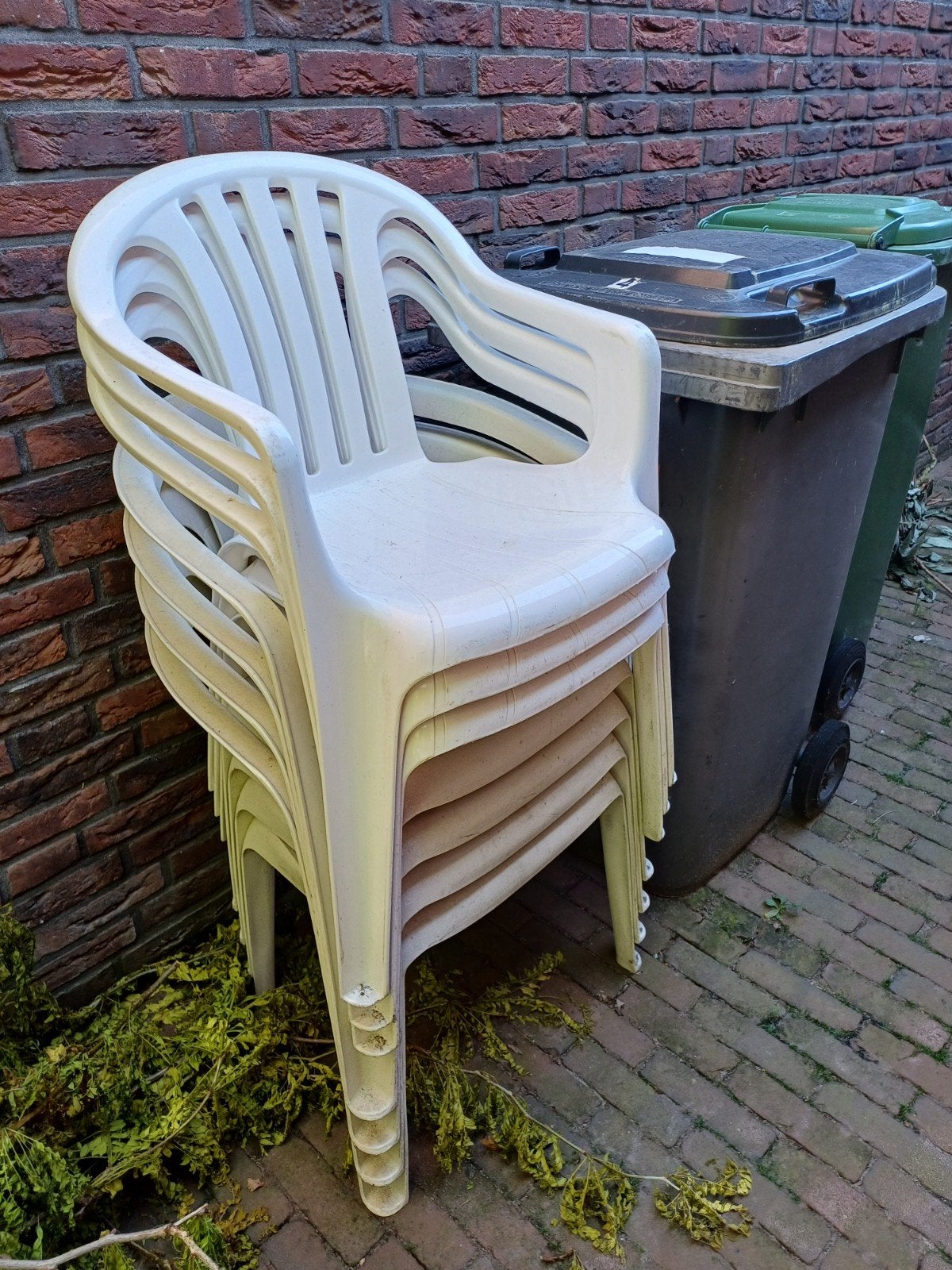 18 witte plastic tuinstoelen en tafel, Ophalen, Gebruikt