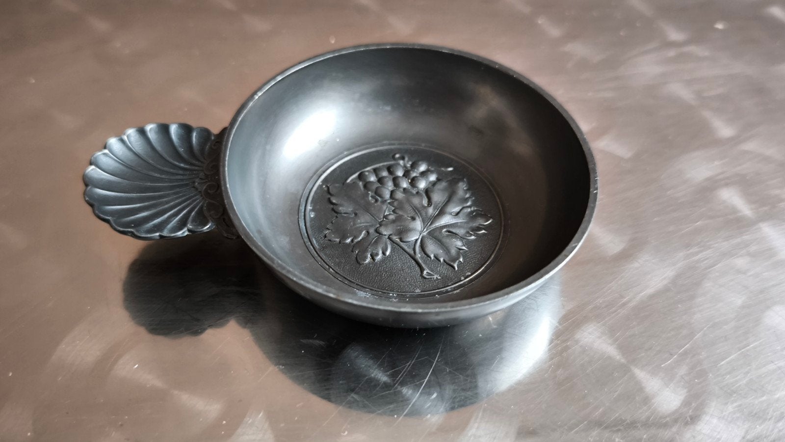 wijnproeversschaal (Tastevin) met druivenmotie, Antiek en Kunst, Ophalen