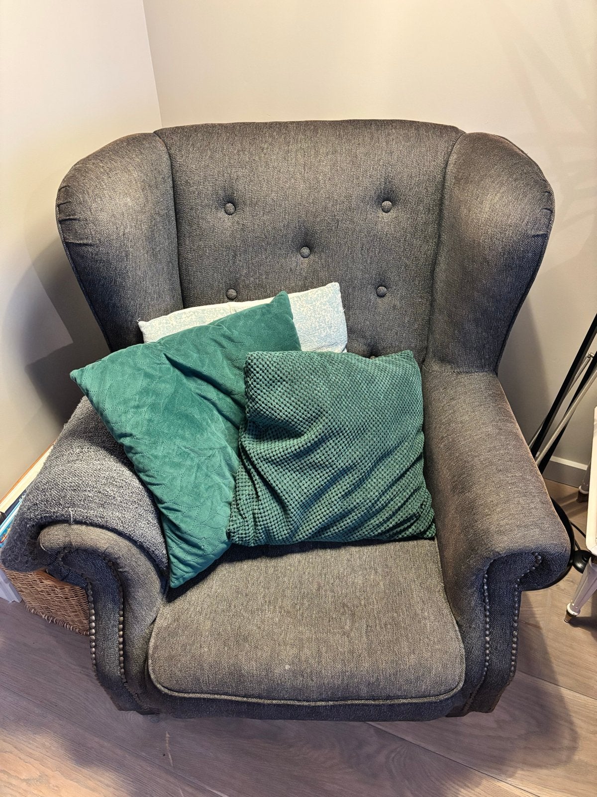 Grijze fauteuil met oor en knopen, stof, Huis en Inrichting, Ophalen, Gebruikt, Stof, 75 tot 100 cm