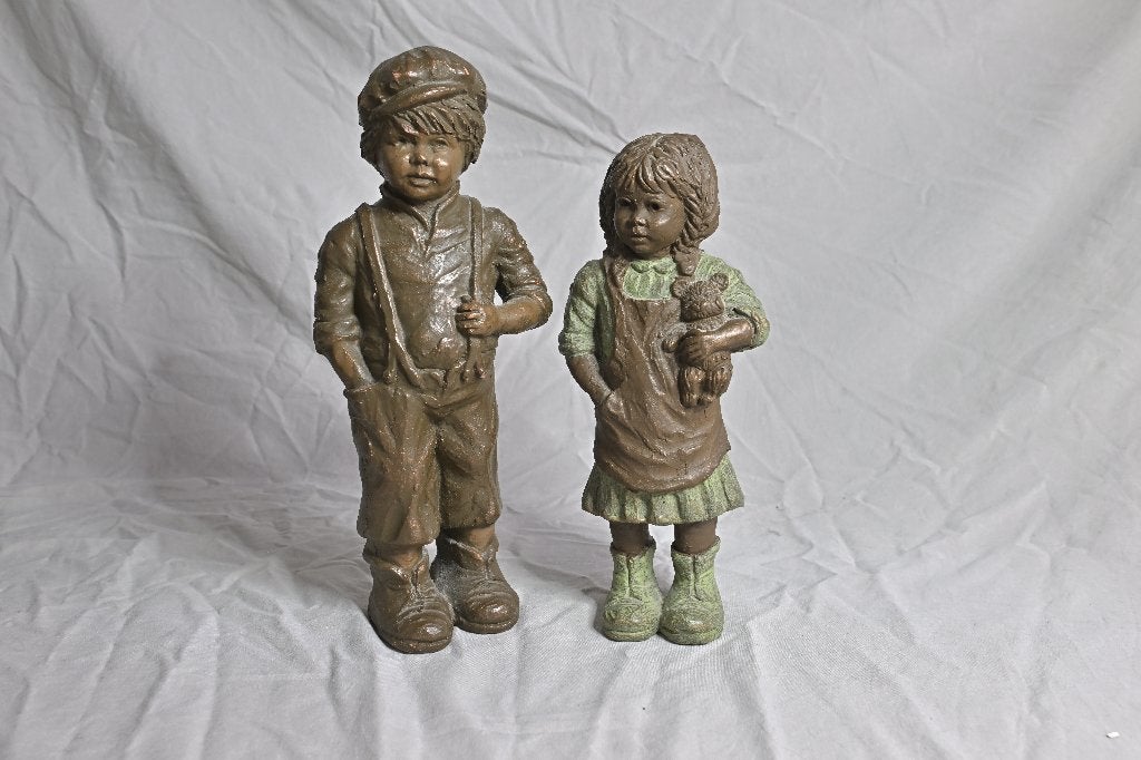 geert kunen- Jongen met bretels en Meisje met beertje, Ophalen, Overige onderwerpen, 20 - 50 cm, Steen of Keramiek