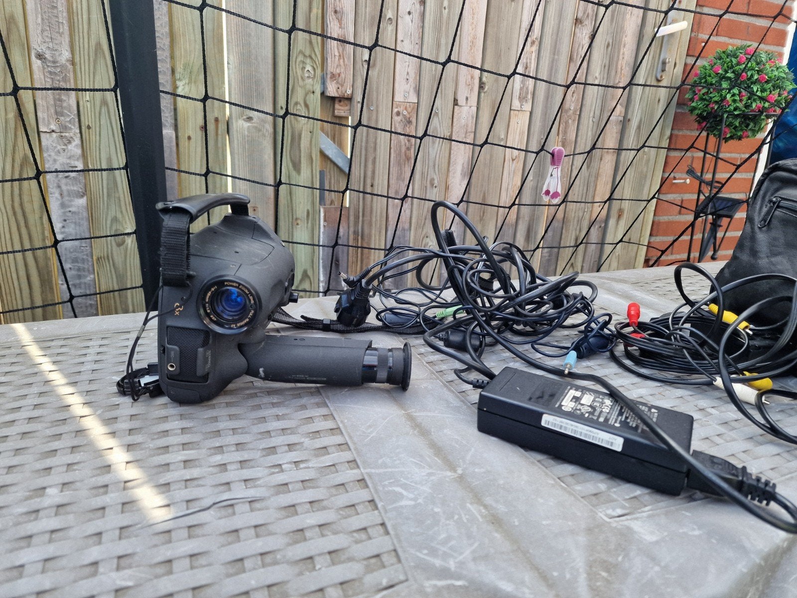 Akai VC-S210 VHS-C Camcorder met accessoires, Ophalen of Verzenden, VHS-C of SVHS-C, Camera