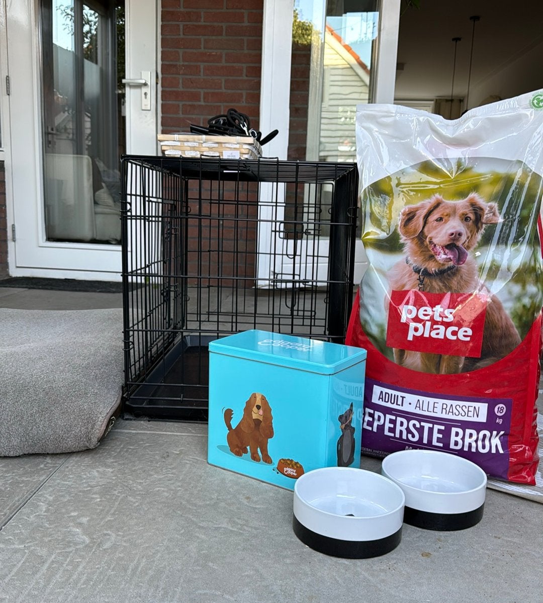 Complete set voor honden bench, voer, riemen, kleed, Ophalen, Zo goed als nieuw, 75 tot 110 cm, Minder dan 65 cm