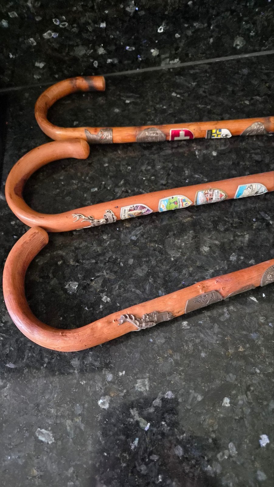 Wandelstok 3x in goede conditie met verzamelaarsinsignes, Antiek en Kunst, Antiek | Overige Antiek, Ophalen of Verzenden