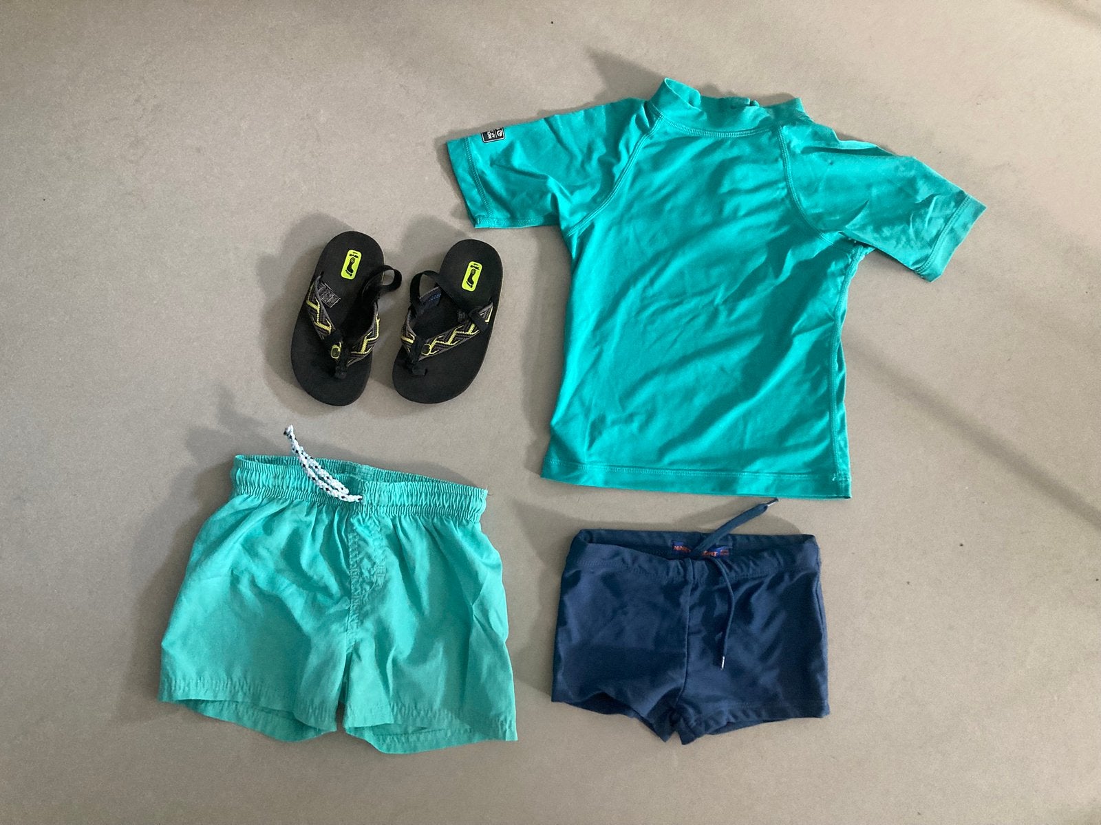 Zwembroek, zwemshirt, slippers jongen maat 92, Ophalen of Verzenden, Gebruikt, Jongen, Sport- of Zwemkleding