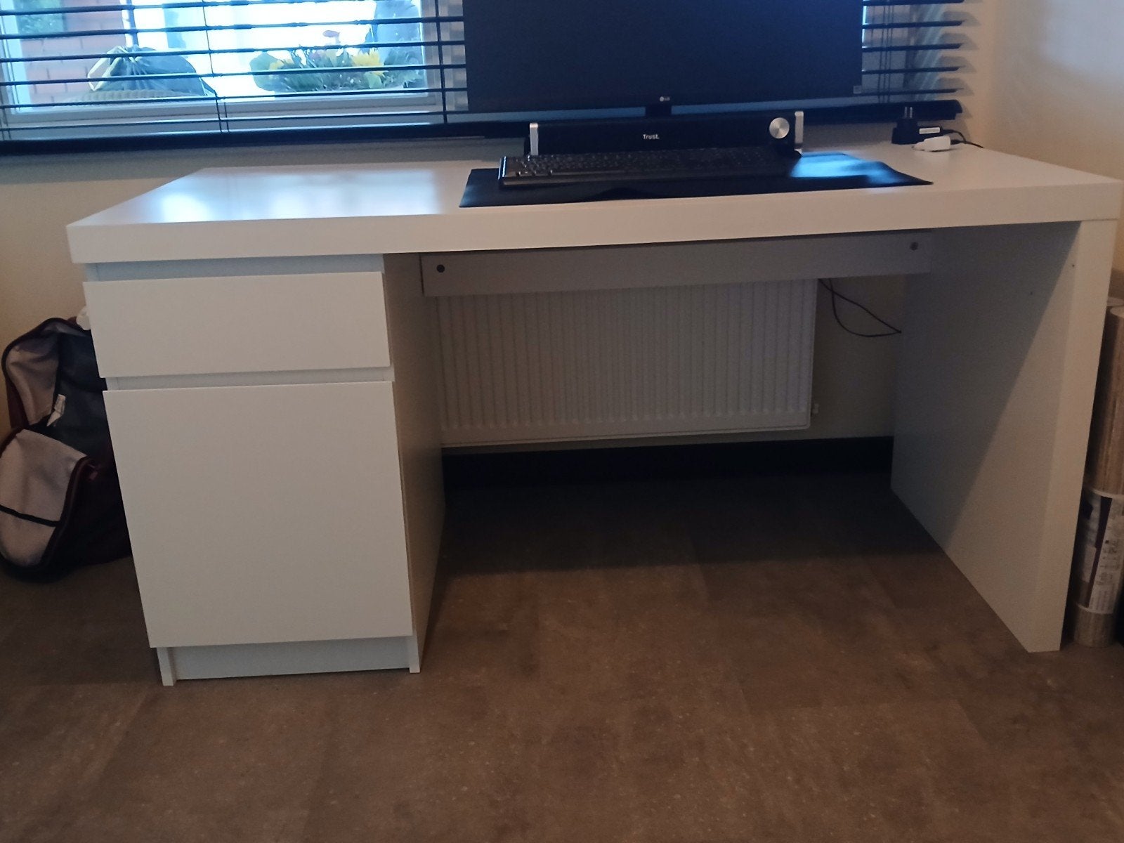 Malm Ikea bureau met lade en kastje in prima staat, Met lades, Gebruikt, Spaanplaat of MDF, Ophalen of Verzenden