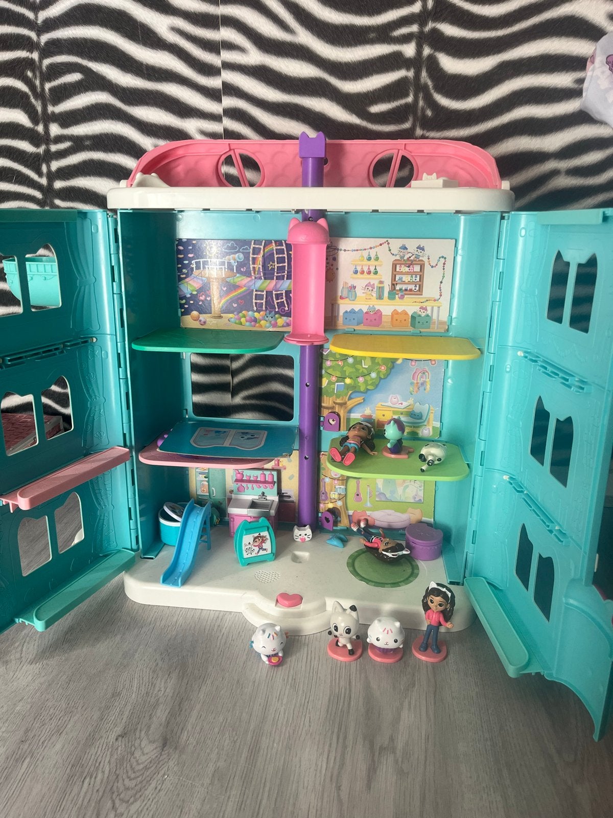 Gabby's Poppenhuis met Figuren en Accessoires, Kinderen en Baby's, Speelgoed | Poppenhuizen, Zo goed als nieuw, Poppenhuis, Ophalen