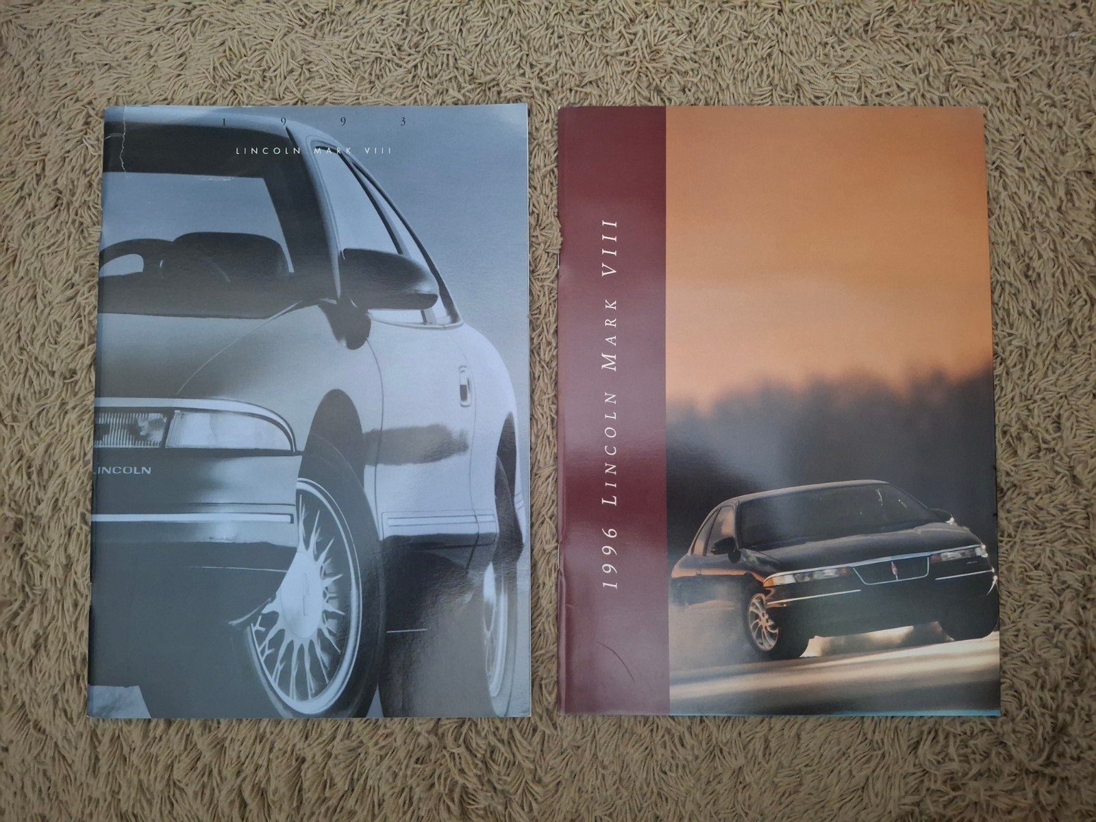 2x autofolder Lincoln Mark VIII, Verzenden, Overige merken