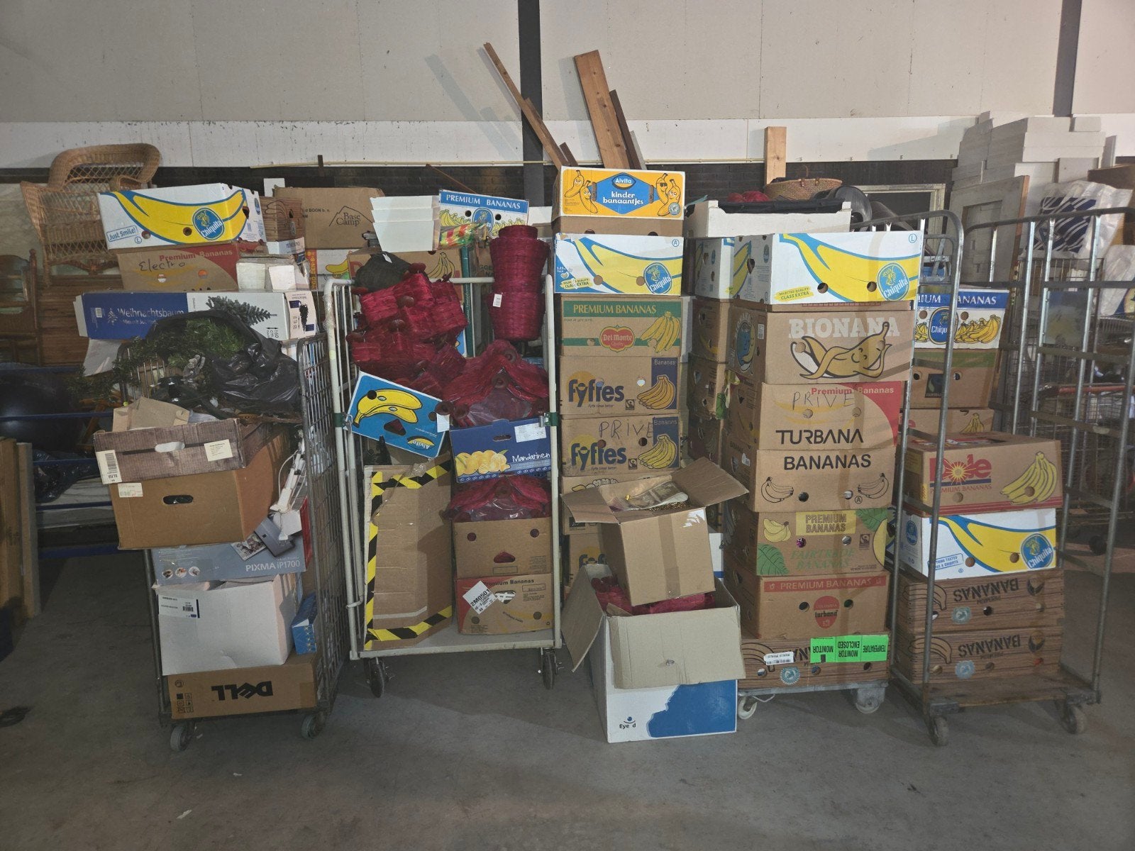 Foto 3 van zeer grote partij 19 rolcontainers rommelmarkt spullen