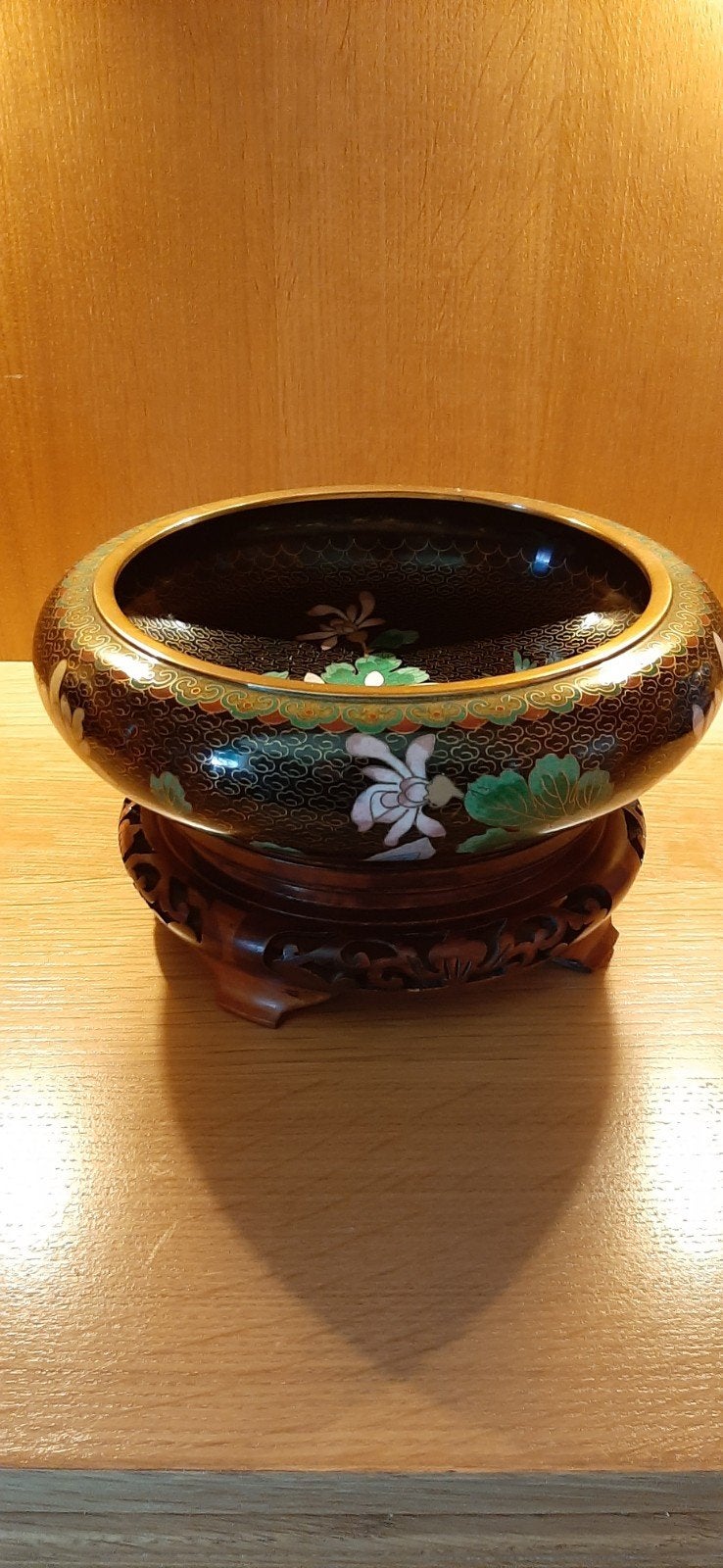 Antieke Cloisonné schaal met bloemmotief en houten standaard, Ophalen of Verzenden