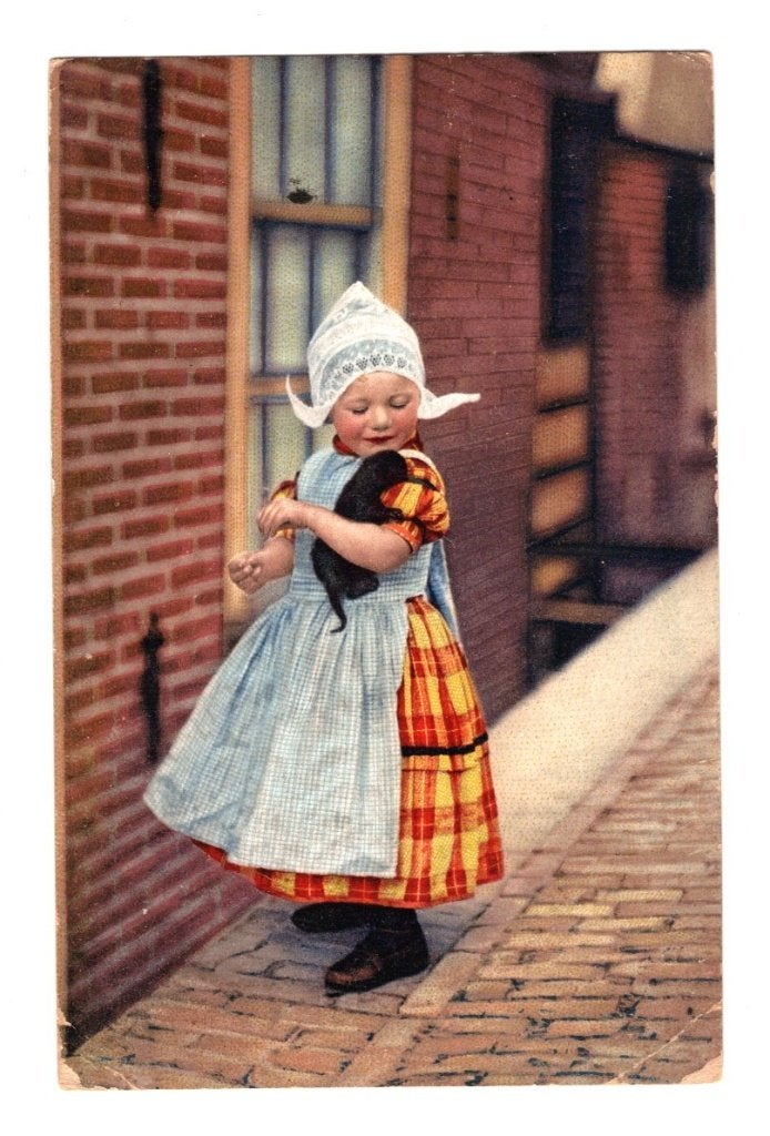 Oude Ansichtkaart Nederlands Meisje Klederdracht Poesje, Ophalen of Verzenden, Voor 1920, Gelopen, Klederdracht