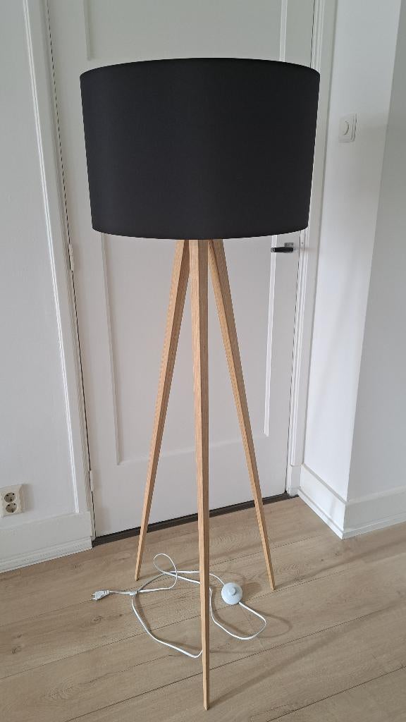 ZUIVER TRIPOD WOOD met zwarte en witte kap, Ophalen, Zo goed als nieuw, Modern, 150 tot 200 cm