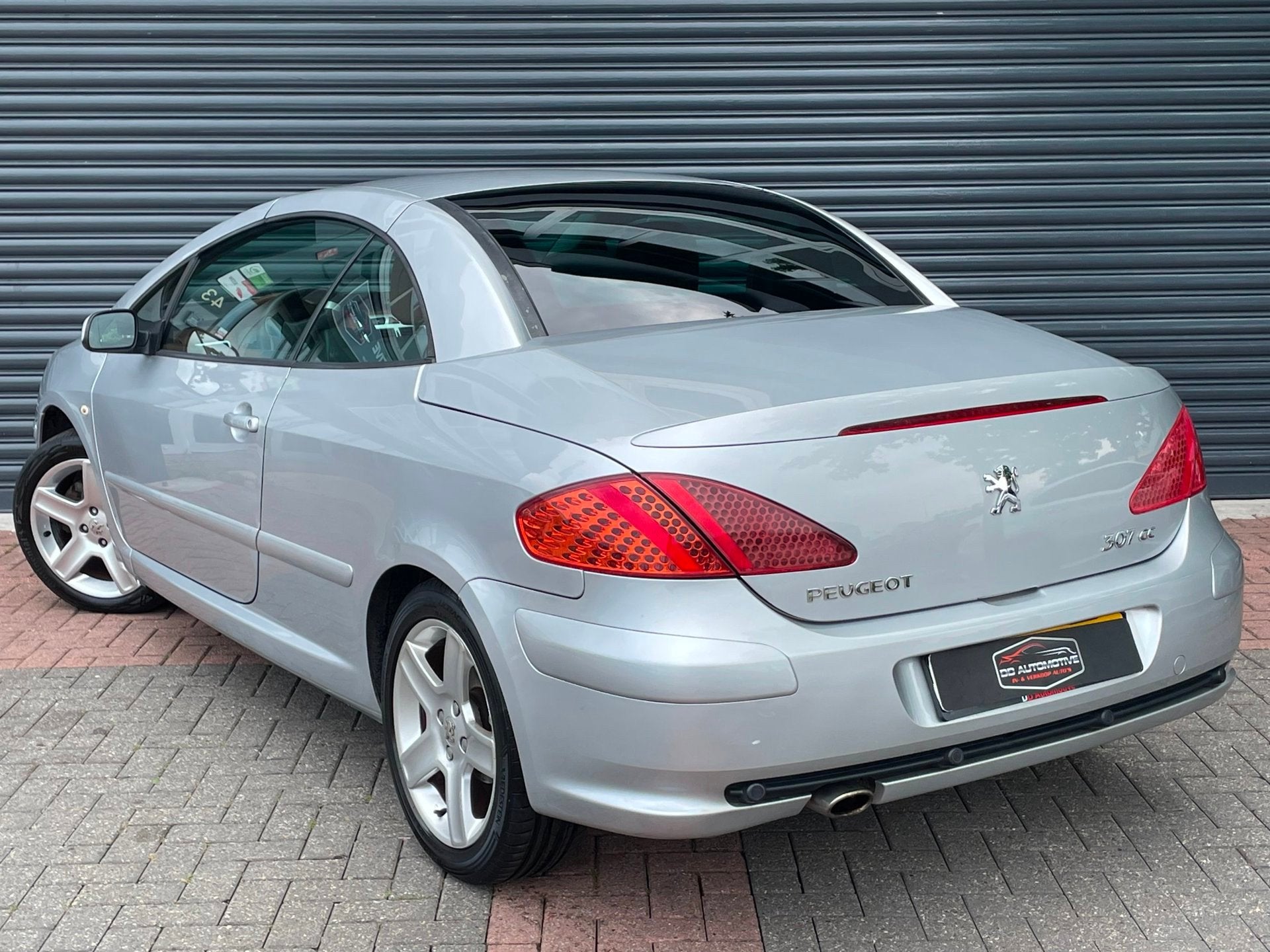 Peugeot 307 CC 2.0-16V Automaat | Pdc | Leder | Cruise | Cli, Auto's, Peugeot, Automatische klimaatregeling, Gebruikt, 4 cilinders