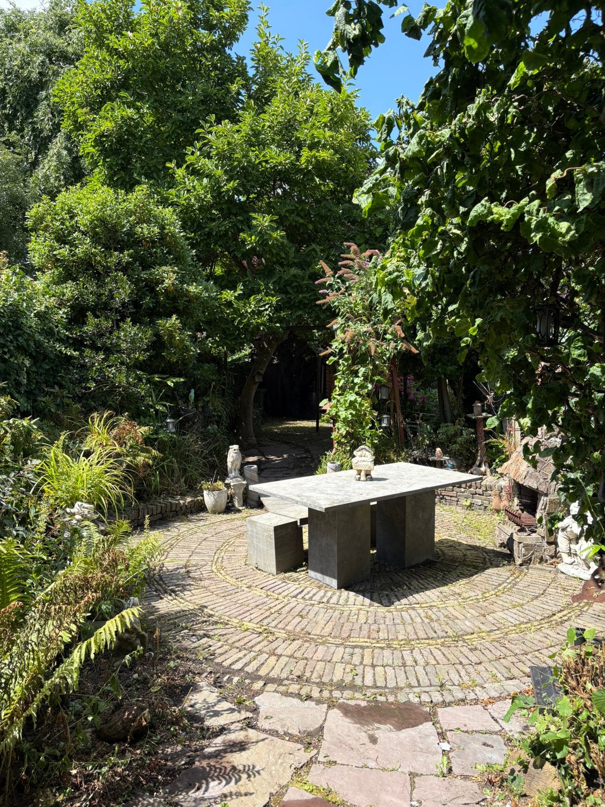 Massief stenen tuintafel met 2 bijpassende bankjes, Ophalen, Zo goed als nieuw, Rechthoekig