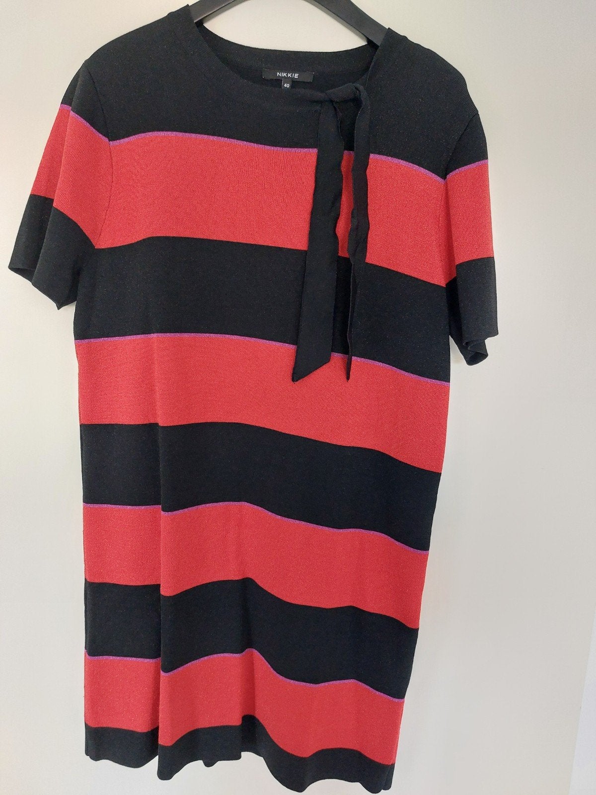 Nikkie gestreepte jurk rood/zwart maat 40, Kleding | Dames, Jurken, Maat 38/40 (M), Ophalen of Verzenden, Zo goed als nieuw, Nikkie