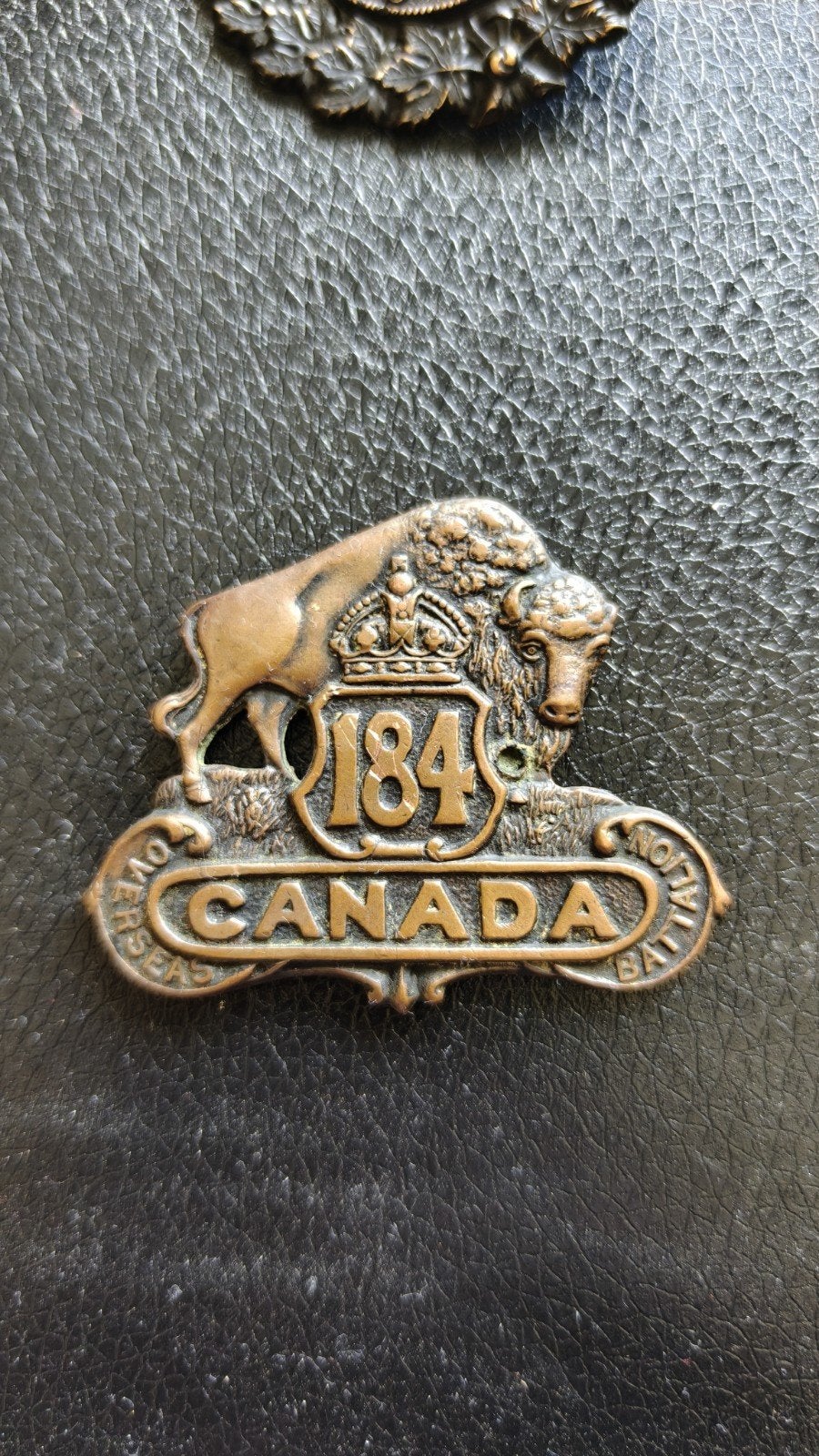 Originele WW1 capbadge 184th CEF, zonder lugs., Ophalen of Verzenden, Landmacht, Duitsland