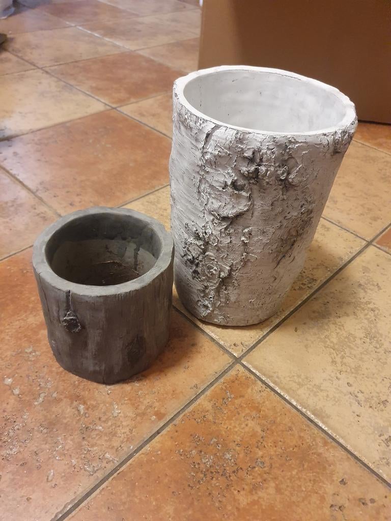 Te koop 2 mooie boomstam uitziende bloempotten, Tuin en Terras, Rond, Ophalen of Verzenden, Aardewerk, Minder dan 40 cm