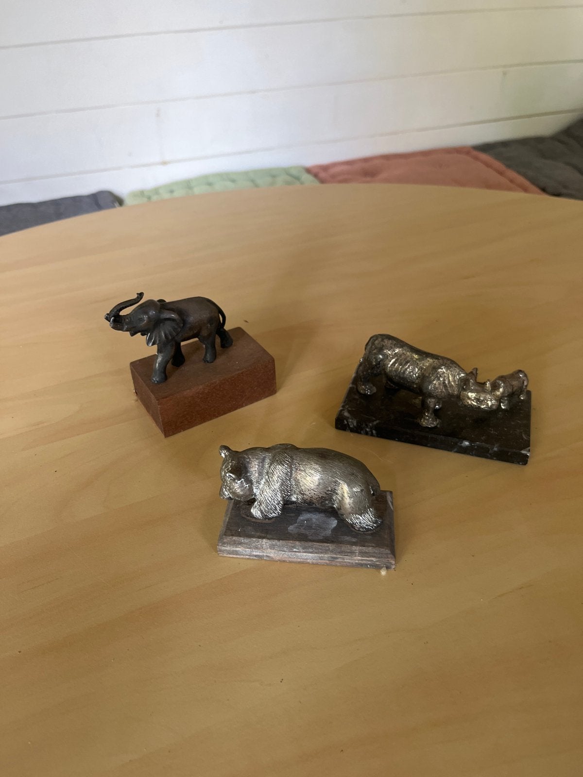Set van 3 bronzen dierenbeeldjes: olifant, beer, neushoorn, Verzamelen, Beelden en Beeldjes, Ophalen of Verzenden, Gebruikt, Dier
