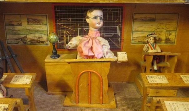antieke automaat schooltje porseleinen poppetjes, Antiek en Kunst, Antiek | Speelgoed, Ophalen