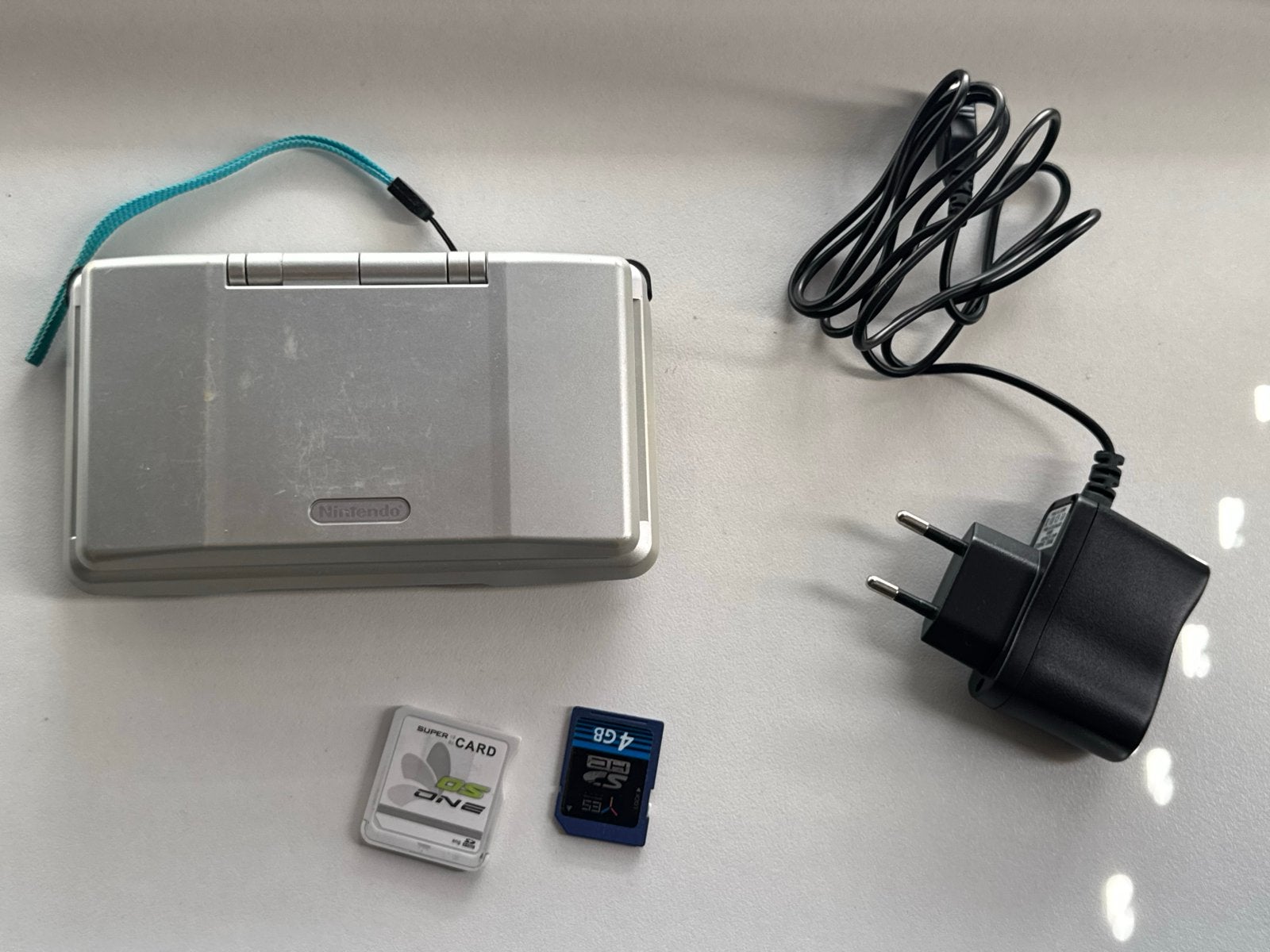 Nintendo DS Phat (Origineel) - Zilver met games en lader, Spelcomputers en Games, DS Original of Phat, Ophalen of Verzenden, Zilver
