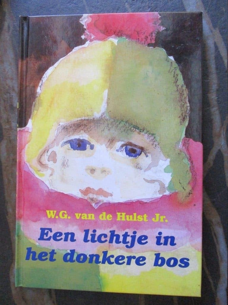 Een lichtje in het donkere bos - boek W.G. van de Hulst Jr., Ophalen of Verzenden, Zo goed als nieuw, W.G. van de Hulst, Fictie algemeen