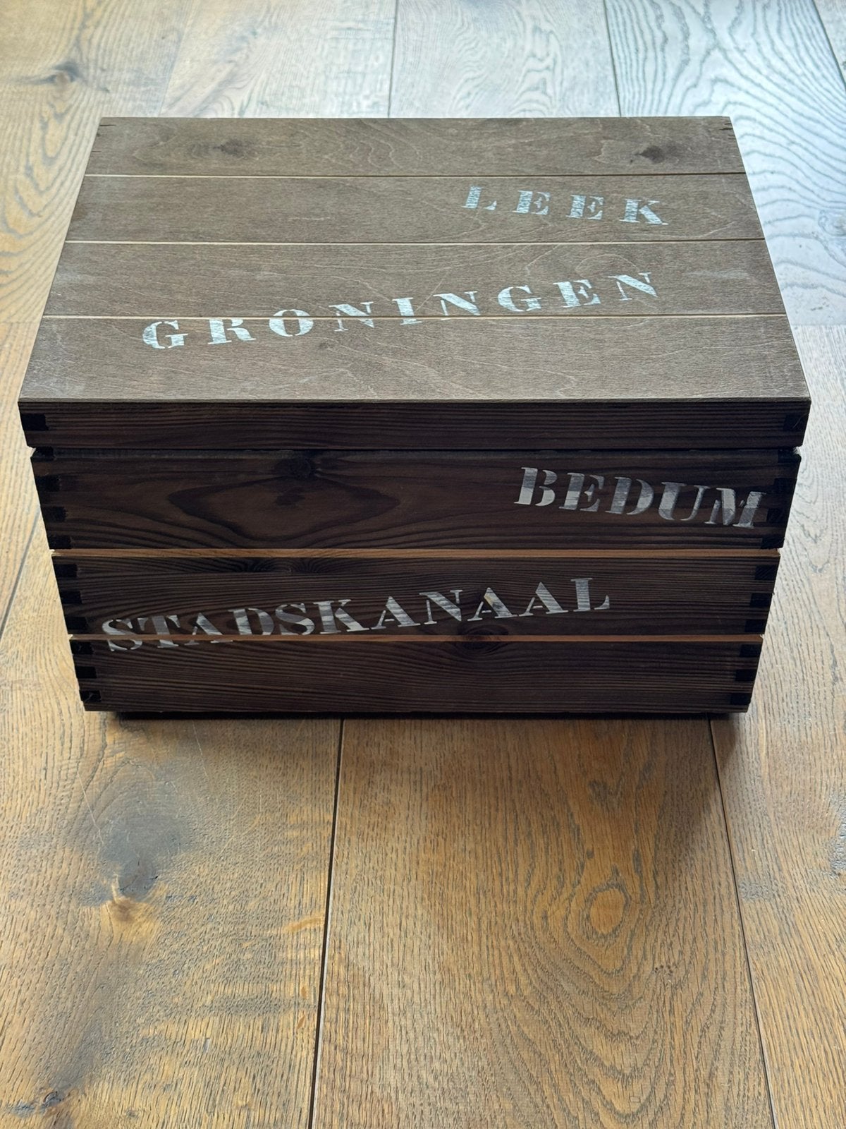 Houten opbergkist met deksel + opdruk van Groningse plaatsen, Huis en Inrichting, Minder dan 50 cm, Gebruikt, Minder dan 50 cm