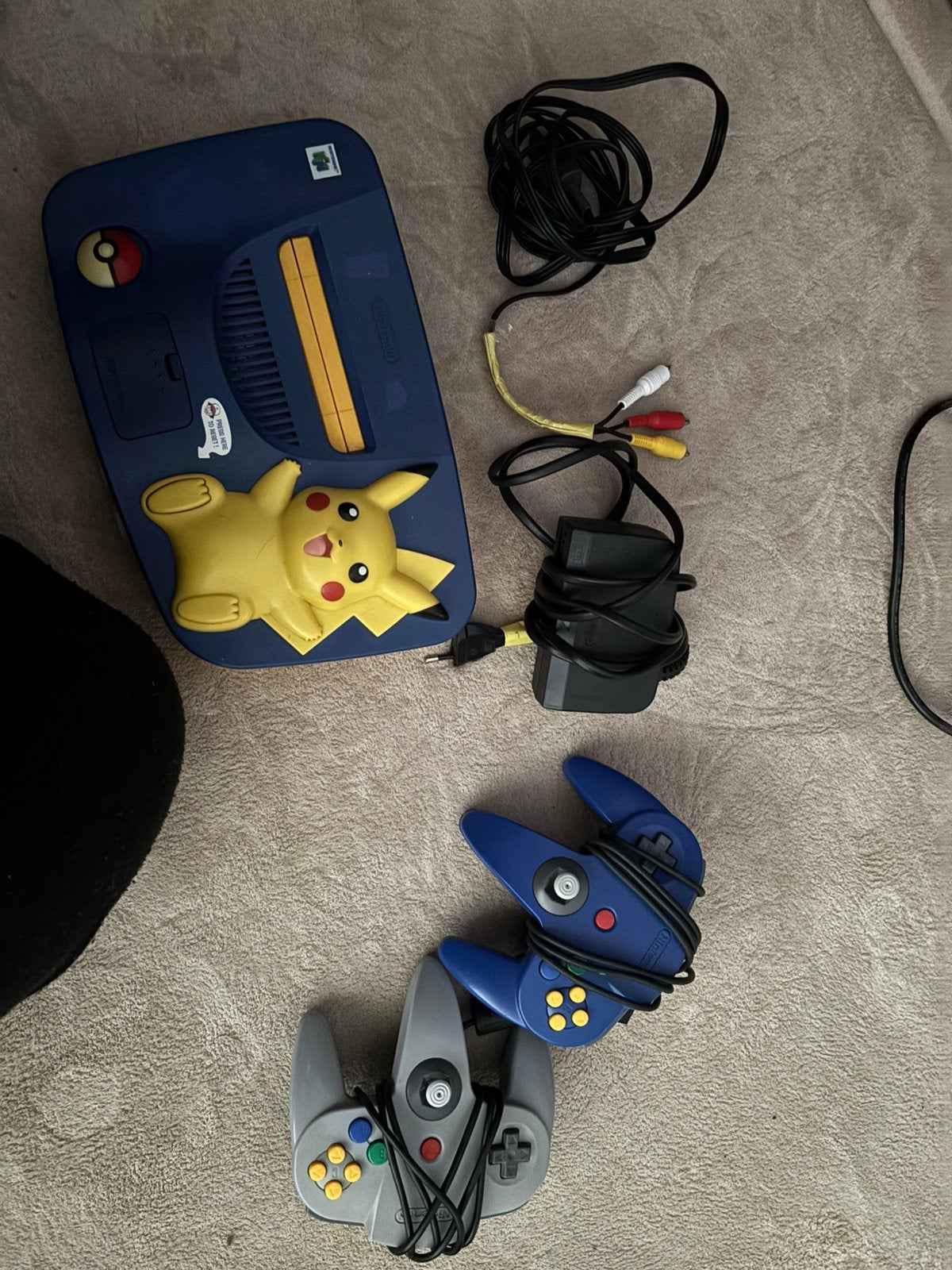 Nintendo 64 Pikachu editie met 2 controllers, Spelcomputers en Games, Ophalen, Gebruikt, Met 2 controllers