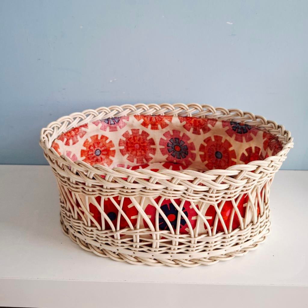 Vintage rieten mand met kleurrijke stoffen voering, Huis en Inrichting, Woonaccessoires | Schalen en Manden, Gebruikt, Gevlochten
