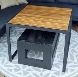 Stijlvolle bijzettafel met houten blad en metalen frame, Tuin en Terras, Tuintafels, Ophalen, Zo goed als nieuw, Vierkant, Hout