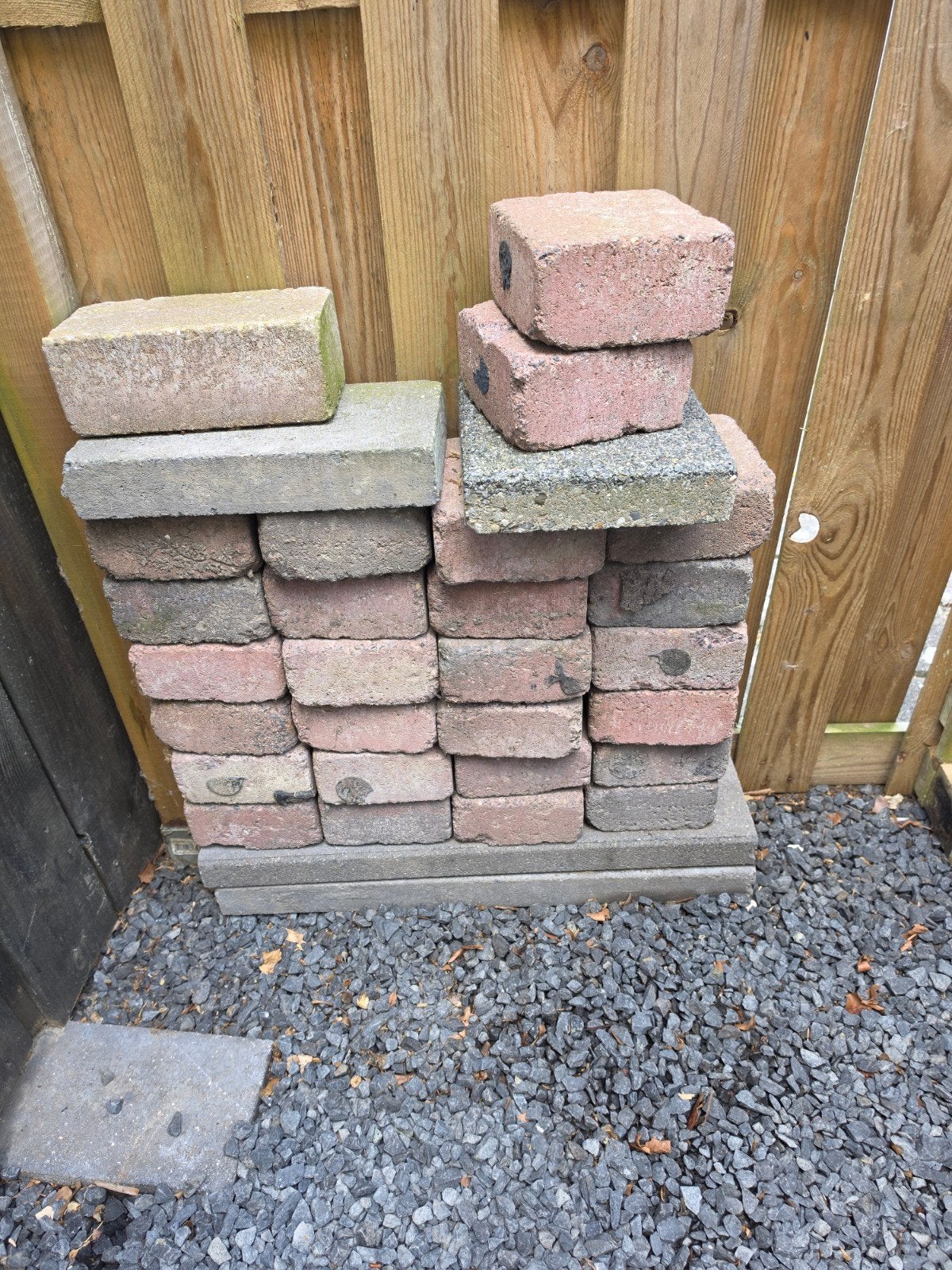 Gebruikte bakstenen en betontegels voor tuin of oprit, Ophalen, Gebruikt, Bakstenen