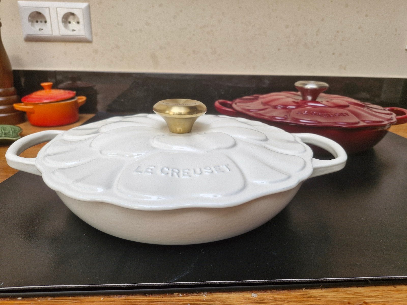 Le Creuset bloem Campagnard 26cm 'Blanc', Huis en Inrichting, Nieuw, Le Creuset, Ophalen of Verzenden, Braadpan