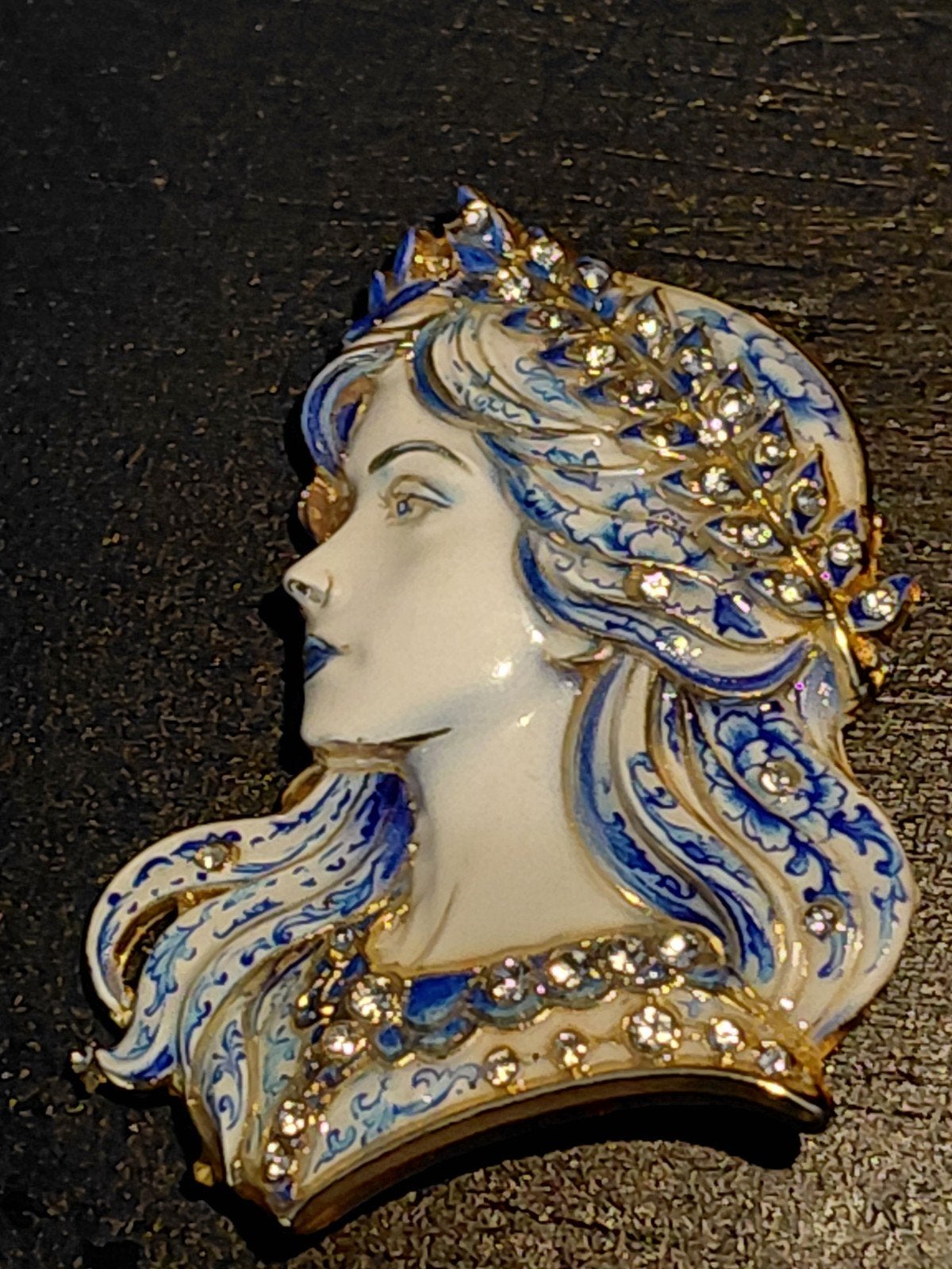 broche wit blauw emaille met strass - Vrouwenfiguur, Overige materialen, 4 tot 7 cm, Gebruikt, Blauw