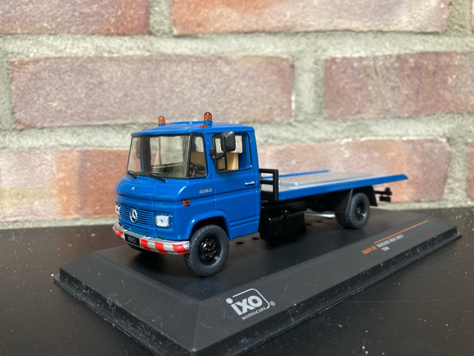 IXO Mercedes-Benz L608D 1980 afsleepwagen Modelauto, Ophalen of Verzenden, Zo goed als nieuw, Bus of Vrachtwagen, Overige merken