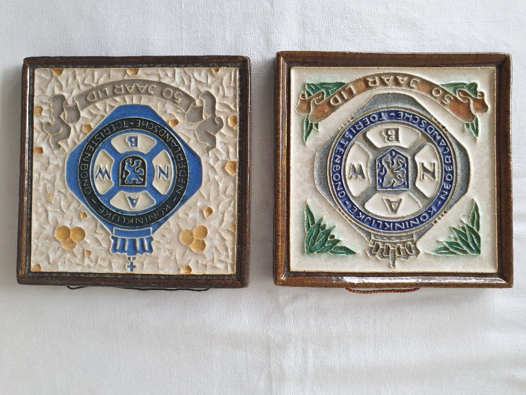2 Porceleyne Fles cloisonné tegels. 50 jaar lid A.N.W.B., Ophalen of Verzenden
