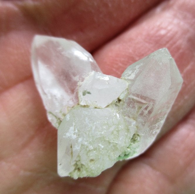 Micromount bergkristal - kwarts xx - dubbeleinder, Verzamelen, Mineralen en Fossielen, Ophalen of Verzenden, Mineraal