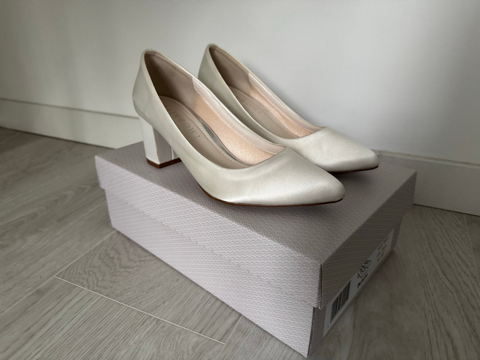 Rainbow Club Debora Ivory Satin bruidsschoenen maat 37, Pumps, Wit, Ophalen of Verzenden, Gedragen