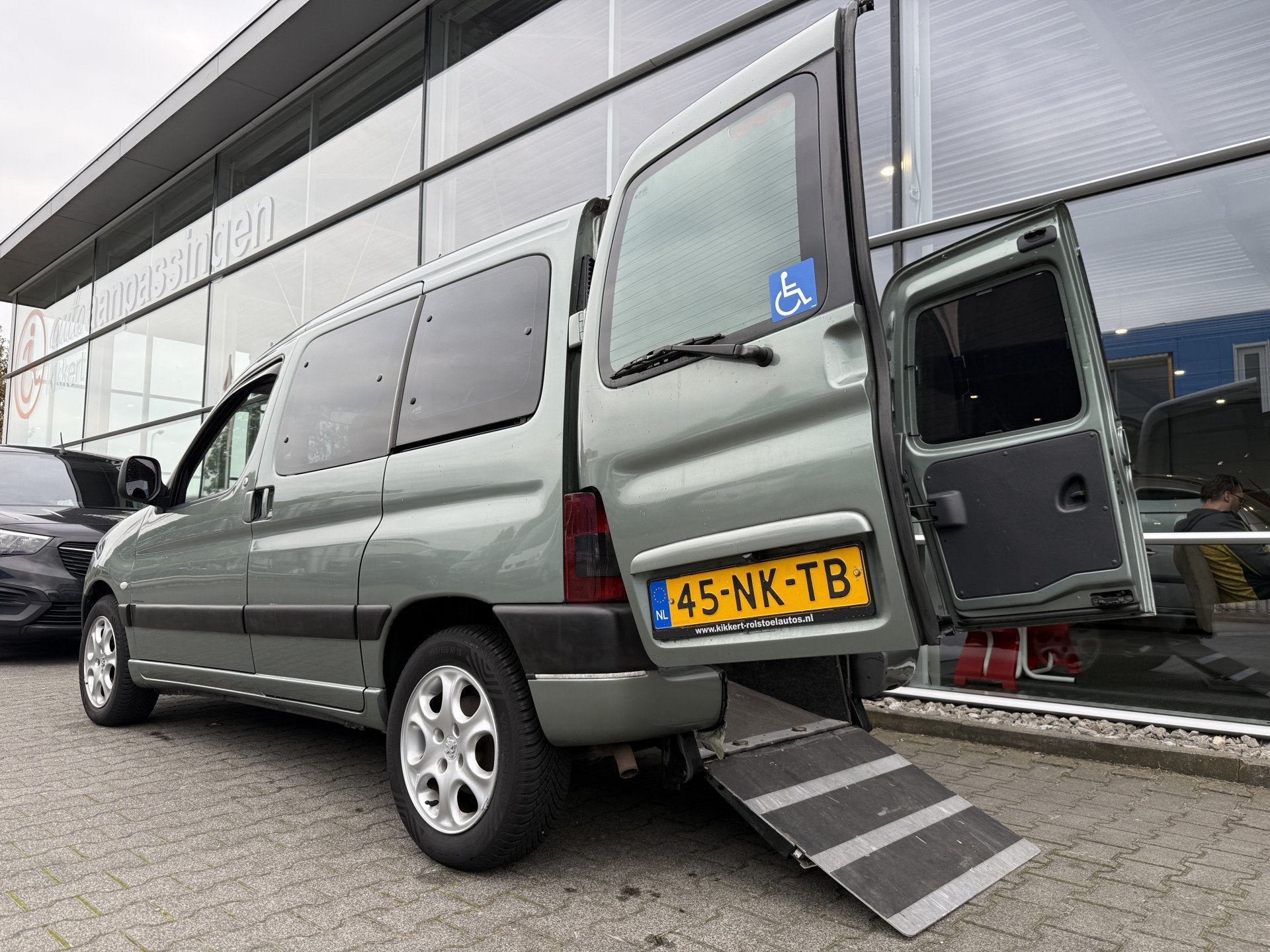 Peugeot Partner MPV 3+1 Rolstoelauto 1.6-16V XT (Mooie friss, Auto's, Stof, Gebruikt, Zwart, 1226 kg
